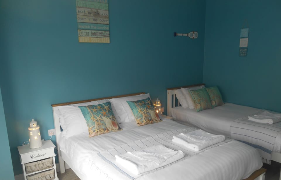 Family Room (Room 4) | Desk, bed sheets