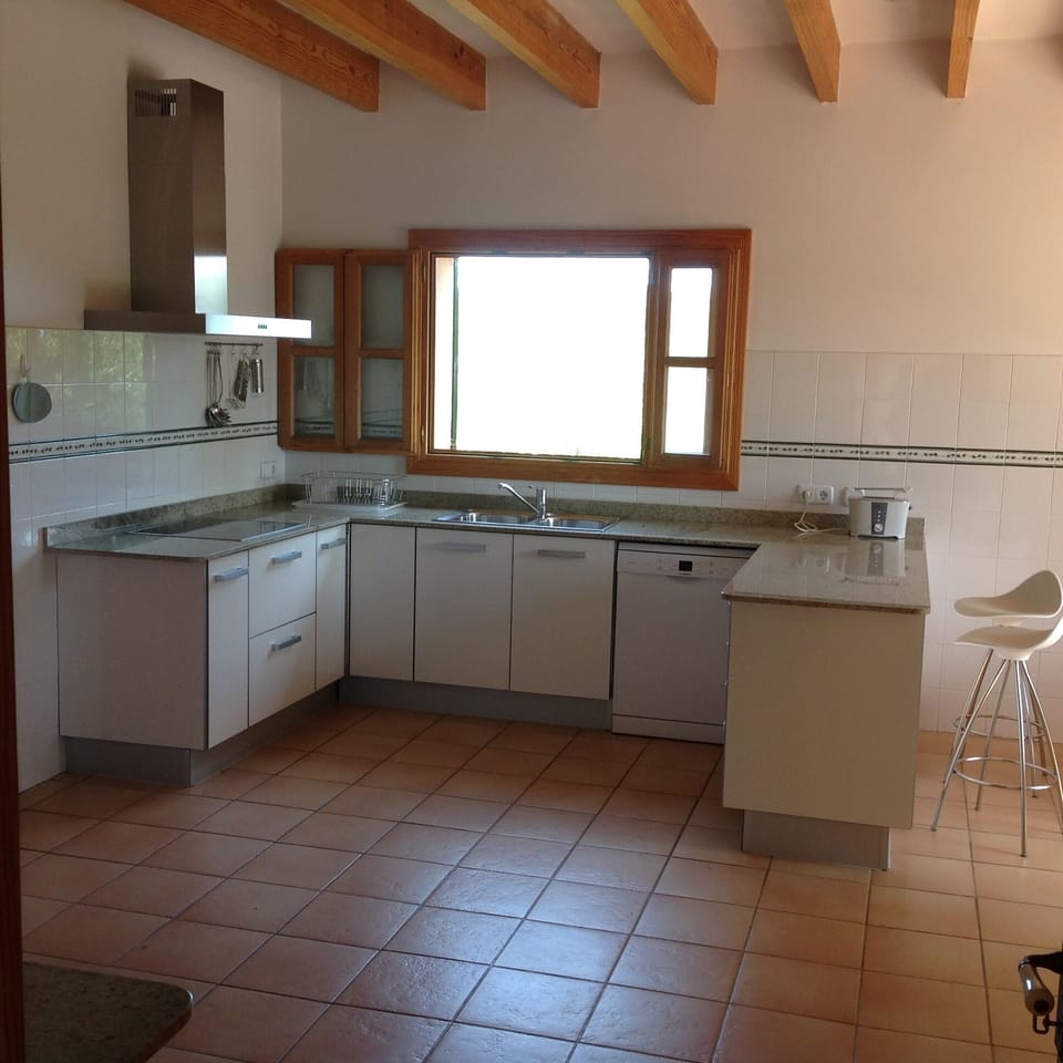 Kitchen fully equiped:heater, toaster, blender, nespresso, electrical appliances