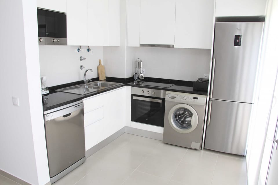 One bedroom apartament with double bed, equipped kitchen, wi-fi and cable channels.  This flat also has access to 1 parking space and a shared pool. It is located about 10 minutes away from the beach of São Martinho do Porto.