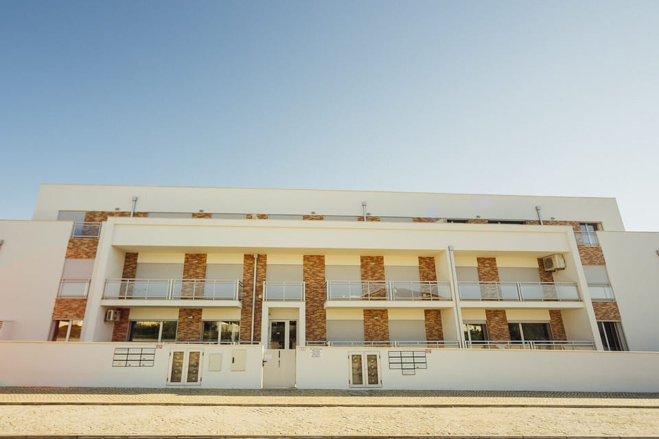 Modern 1-bedroom holiday apartment for rent located just a short walk from Sao Martinho do Porto beach, in Silver Coast Portugal.