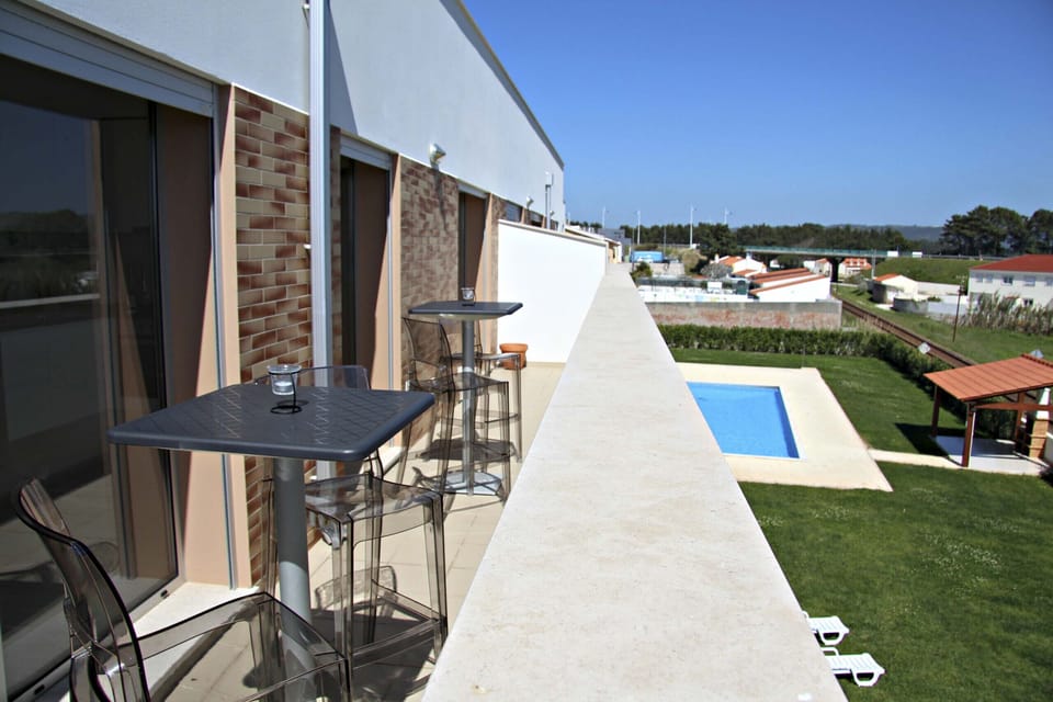 Modern 1-bedroom holiday apartment for rent located just a short walk from Sao Martinho do Porto beach, in Silver Coast Portugal.