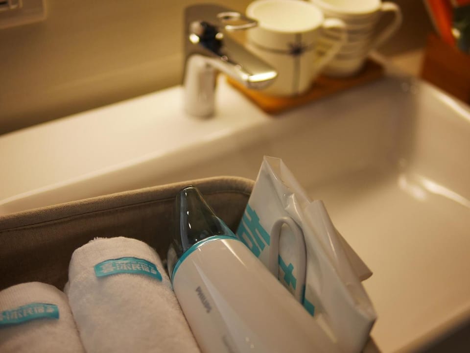 Gallery Double Room, 1 Queen Bed, Accessible | Bathroom | Rainfall showerhead, free toiletries, hair dryer, slippers