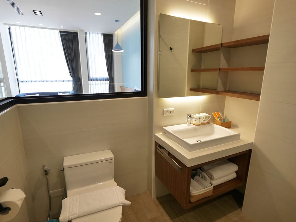 Design Double Room, 1 Queen Bed, Accessible | Bathroom | Rainfall showerhead, free toiletries, hair dryer, slippers