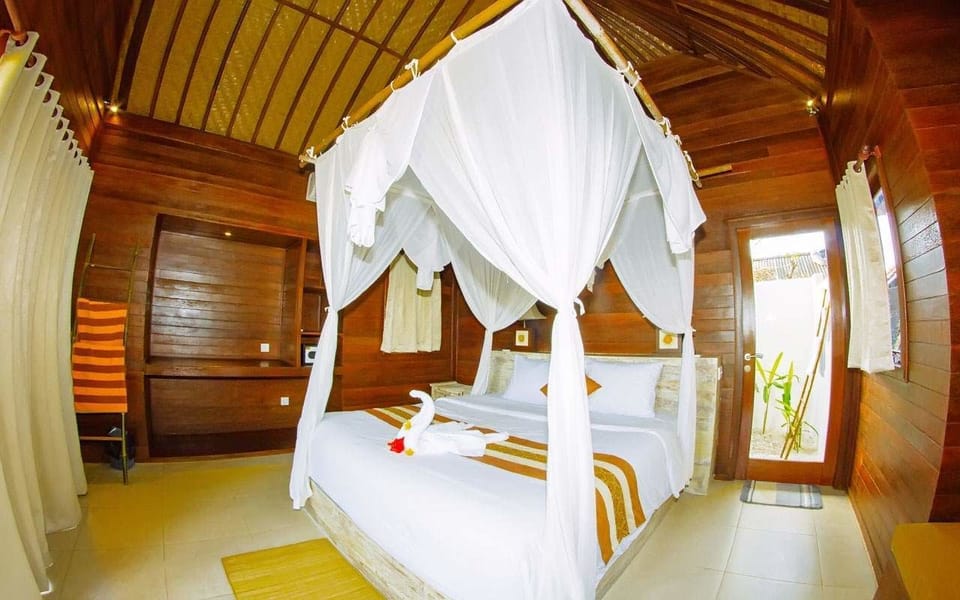 Minibar, desk, free WiFi