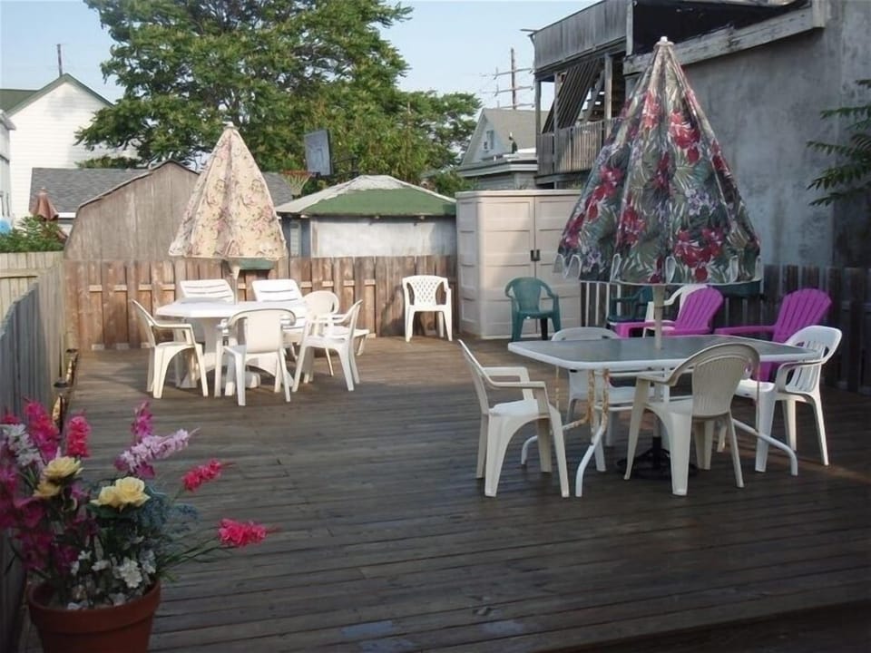 Great yard for young kids....safe!