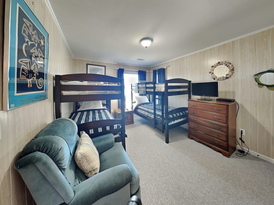 Fourth Bedroom - (2) Twin/Twin Bunk Beds, TV + En Suite Jack and Jill Bathroom