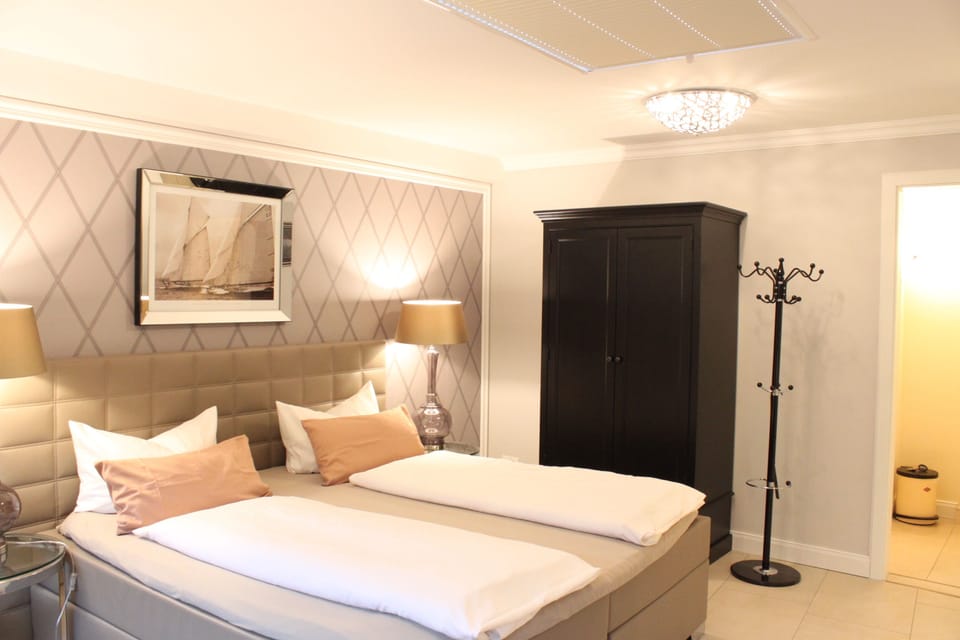 Double Room (Souterrain) | Minibar, individually decorated, individually furnished, desk