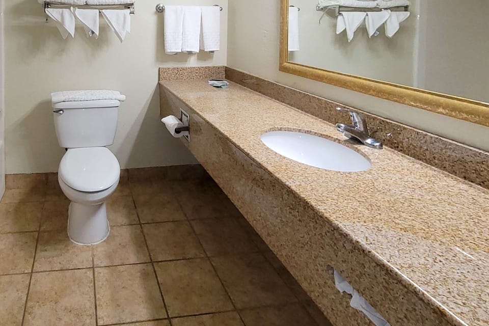 Combined shower/tub, hydromassage showerhead, free toiletries