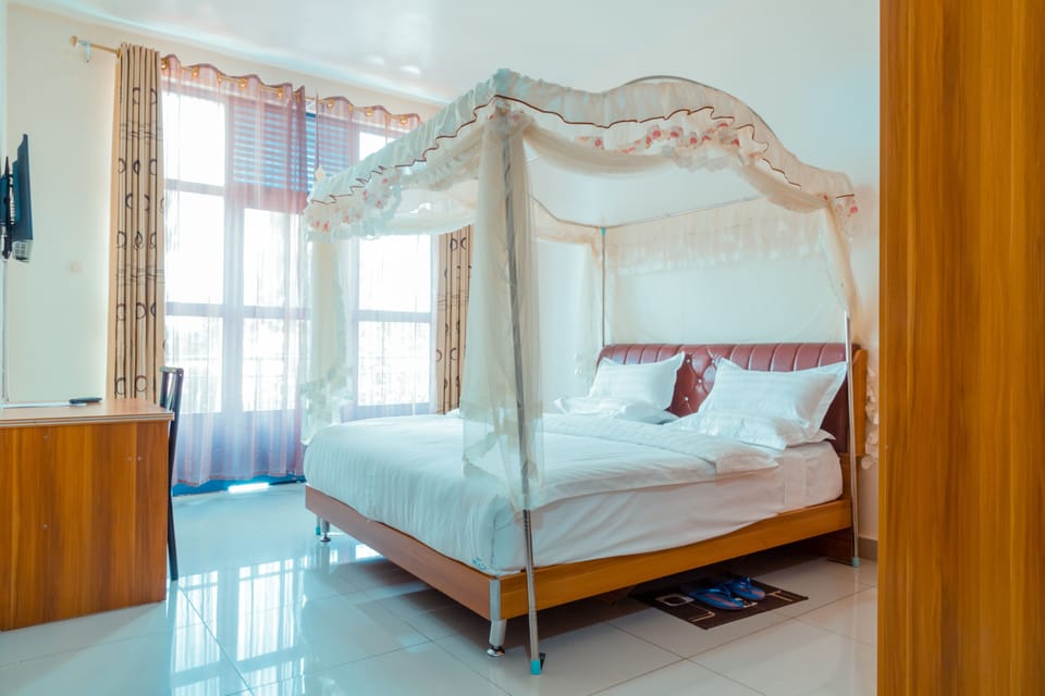 Standard Single Room | In-room safe, desk, iron/ironing board, WiFi (free)