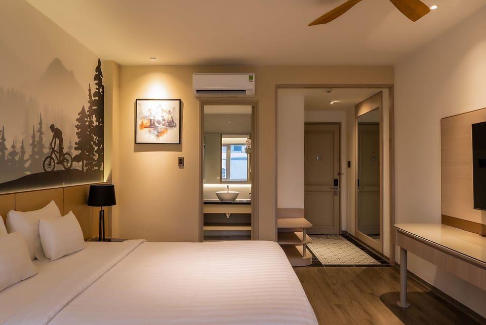 Deluxe Double or Twin Room, 1 King Bed, City View | Hypo-allergenic bedding, minibar, in-room safe, desk