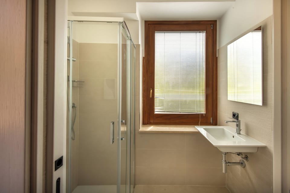 Economy Room | Bathroom | Shower, rainfall showerhead, free toiletries, hair dryer