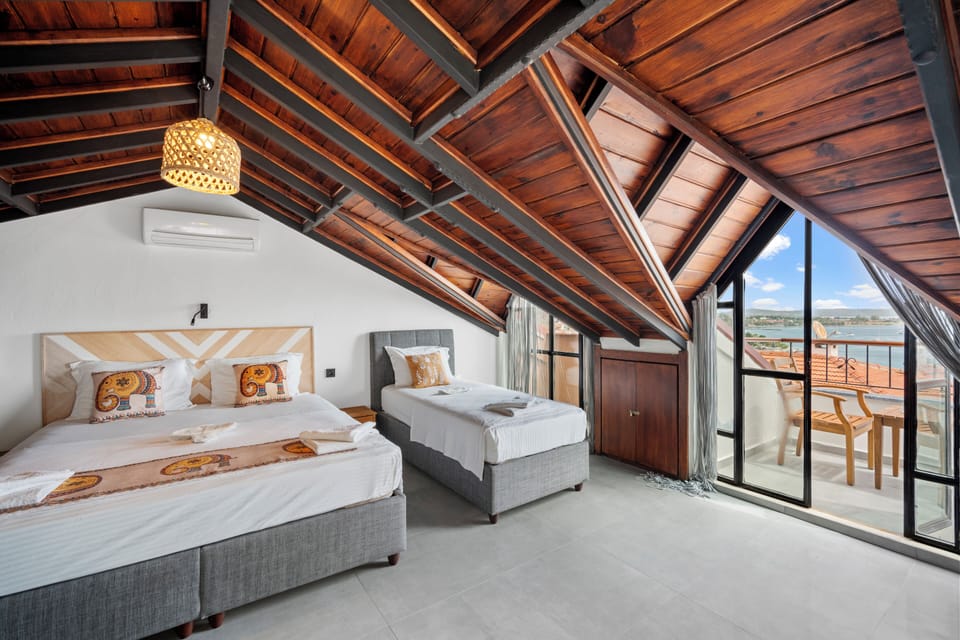 Executive Penthouse, Balcony | Soundproofing, free WiFi, bed sheets