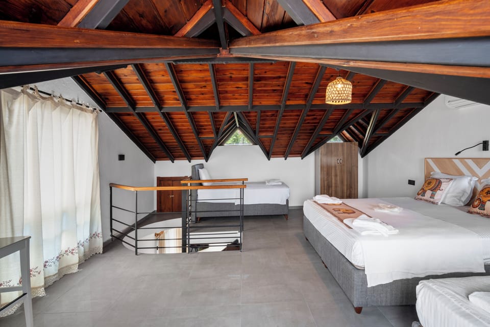Executive Penthouse, Balcony | Soundproofing, free WiFi, bed sheets