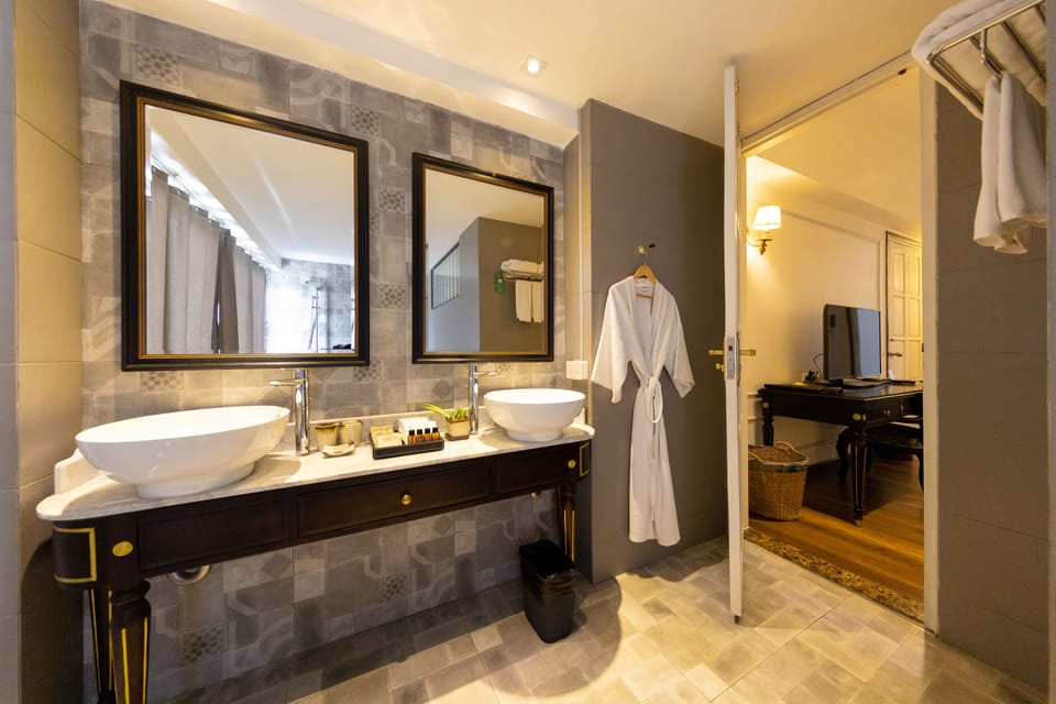 Duplex Suite | Bathroom | Separate tub and shower, deep soaking tub, rainfall showerhead