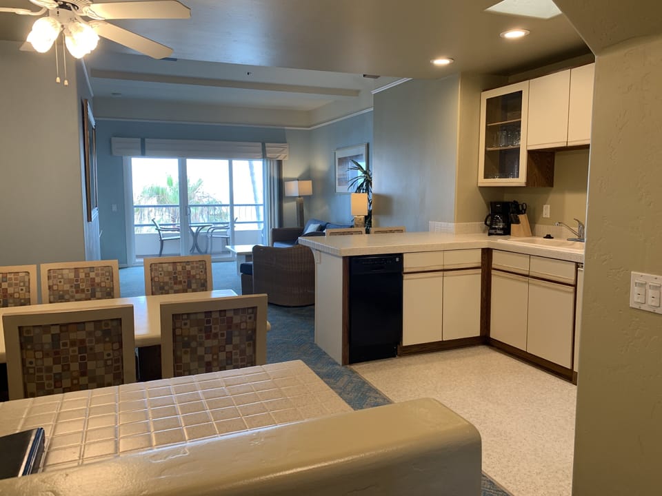 Beach view unit - kitchen & dining 