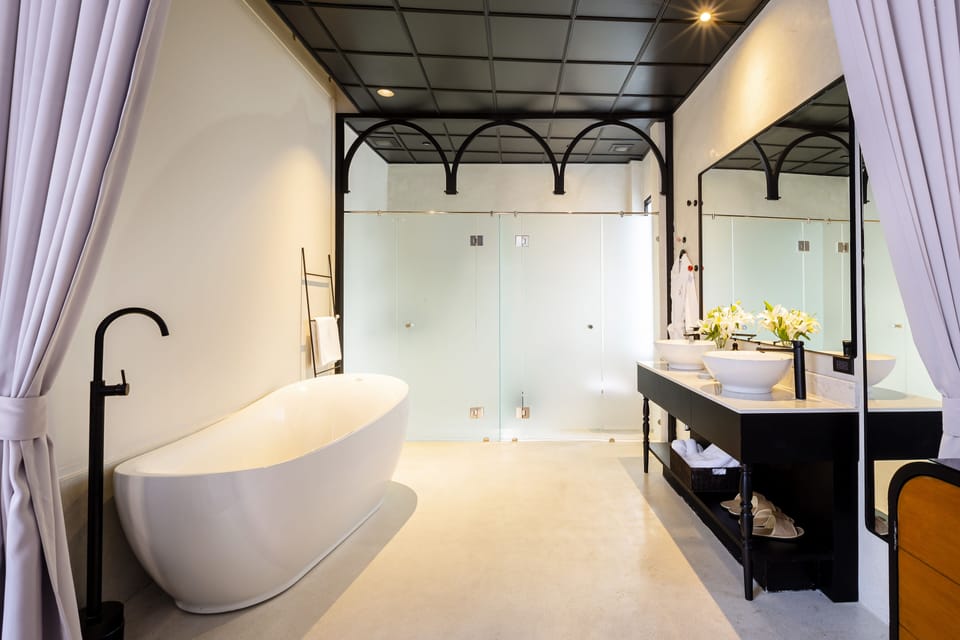 Deluxe Suite | Bathroom | Separate tub and shower, deep soaking tub, free toiletries, hair dryer