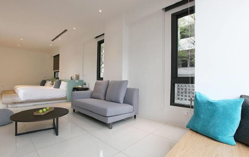 Deluxe Quadruple Room | Living area | Flat-screen TV