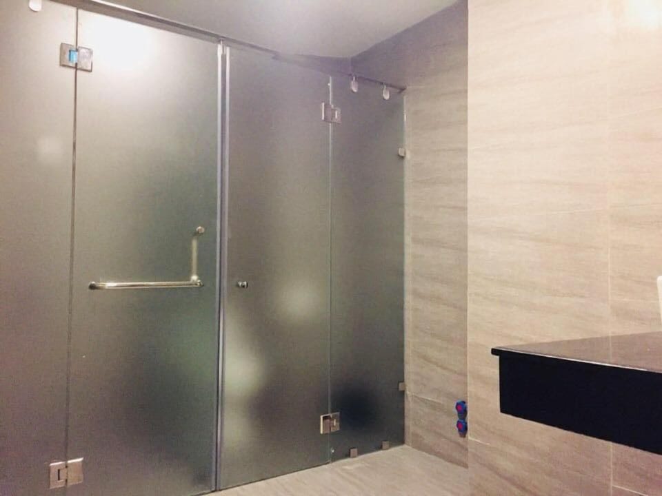Shower, rainfall showerhead, free toiletries, hair dryer