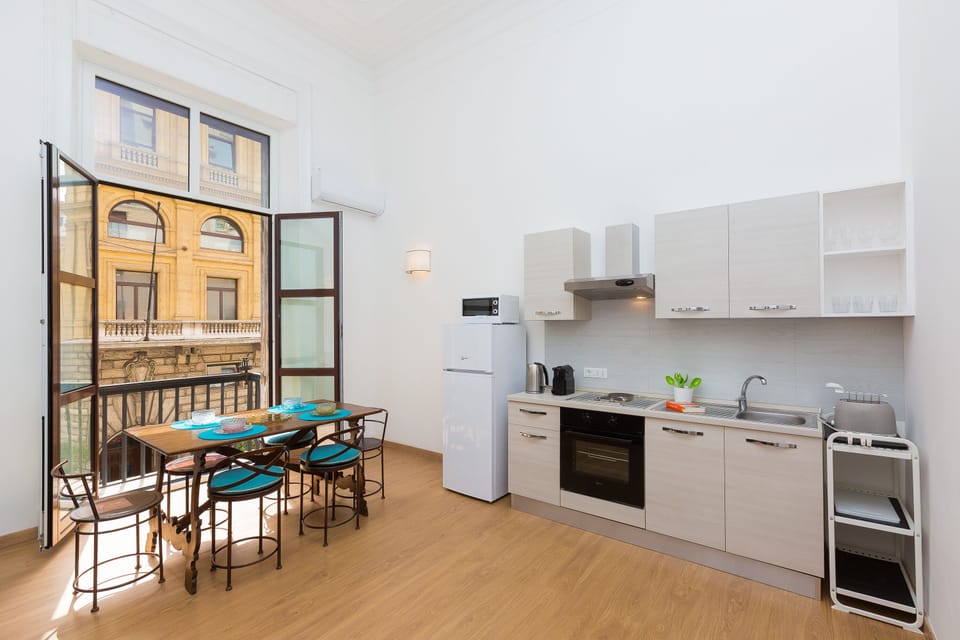 Fully equipped kitchen with table for up to 6 people