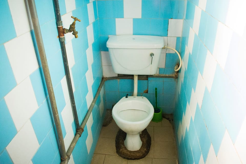 Shower, rainfall showerhead, free toiletries, towels