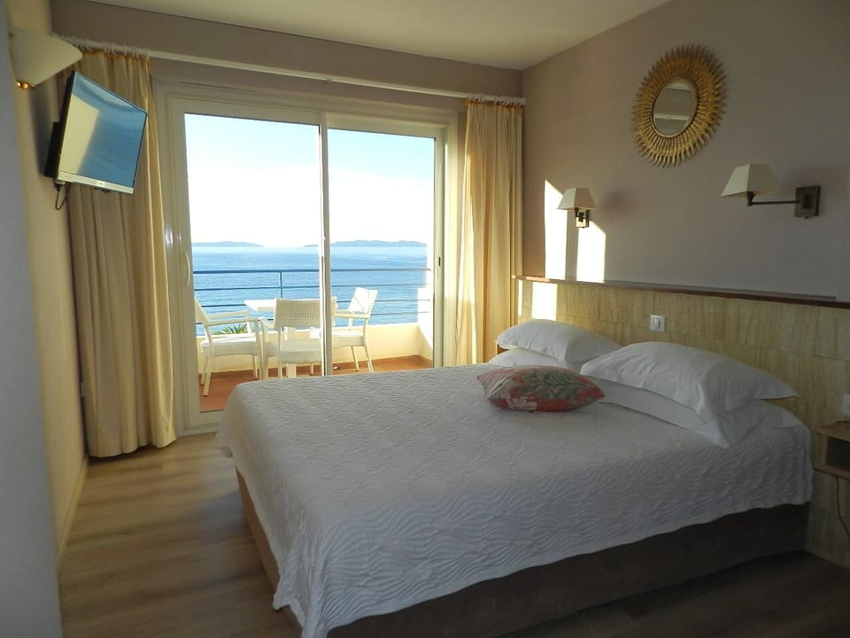 Double Room | In-room safe, soundproofing, rollaway beds, free WiFi