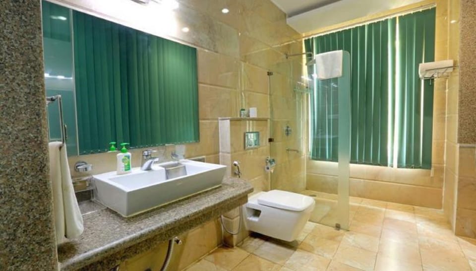 Executive Room, 1 Queen Bed | Bathroom | Shower, free toiletries