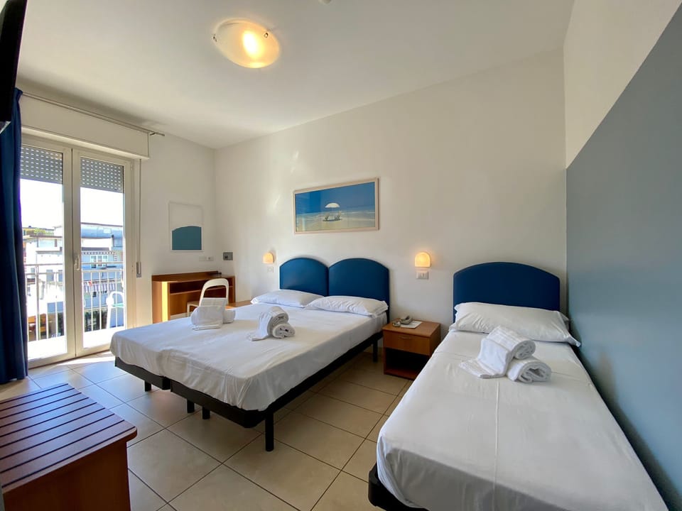 In-room safe, desk, free WiFi