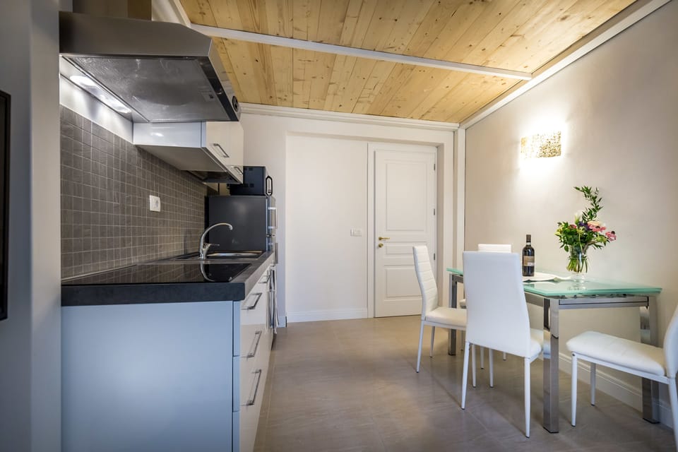 Suite, 2 Bedrooms, Kitchen (Alessandra ) | Private kitchen | Electric kettle