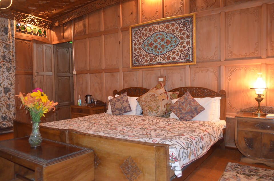 Deluxe Double Room | 1 bedroom, rollaway beds (surcharge), WiFi (free)