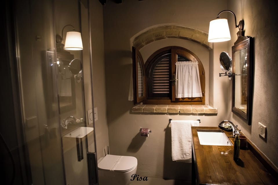 Superior Triple Room | Bathroom | Free toiletries, hair dryer, slippers, bidet