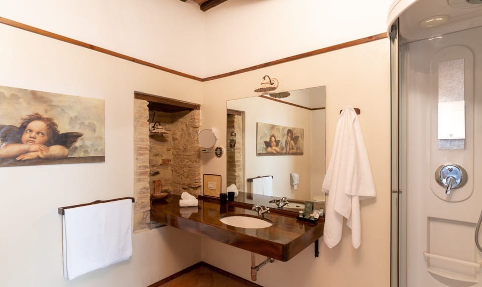 Junior Suite | Bathroom | Free toiletries, hair dryer, slippers, bidet