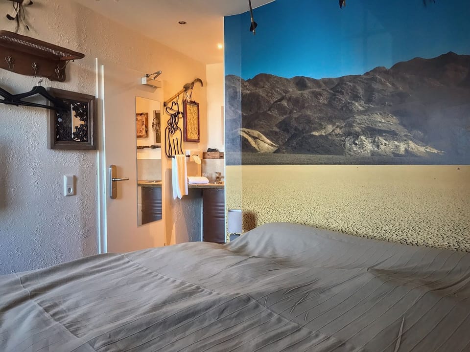 Blackout drapes, free WiFi, bed sheets