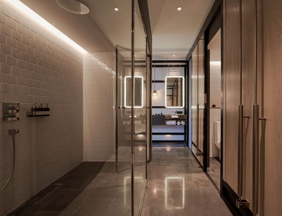 Premier Room | Bathroom | Shower, rainfall showerhead, free toiletries, hair dryer