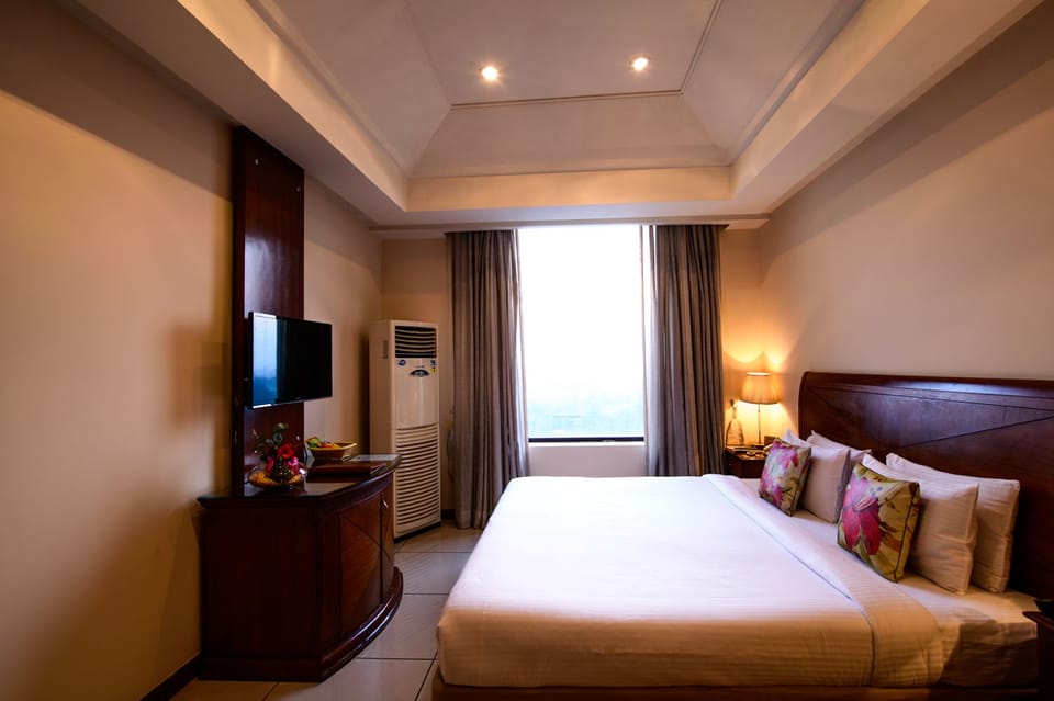 Deluxe Double Room | Minibar, in-room safe, desk, rollaway beds
