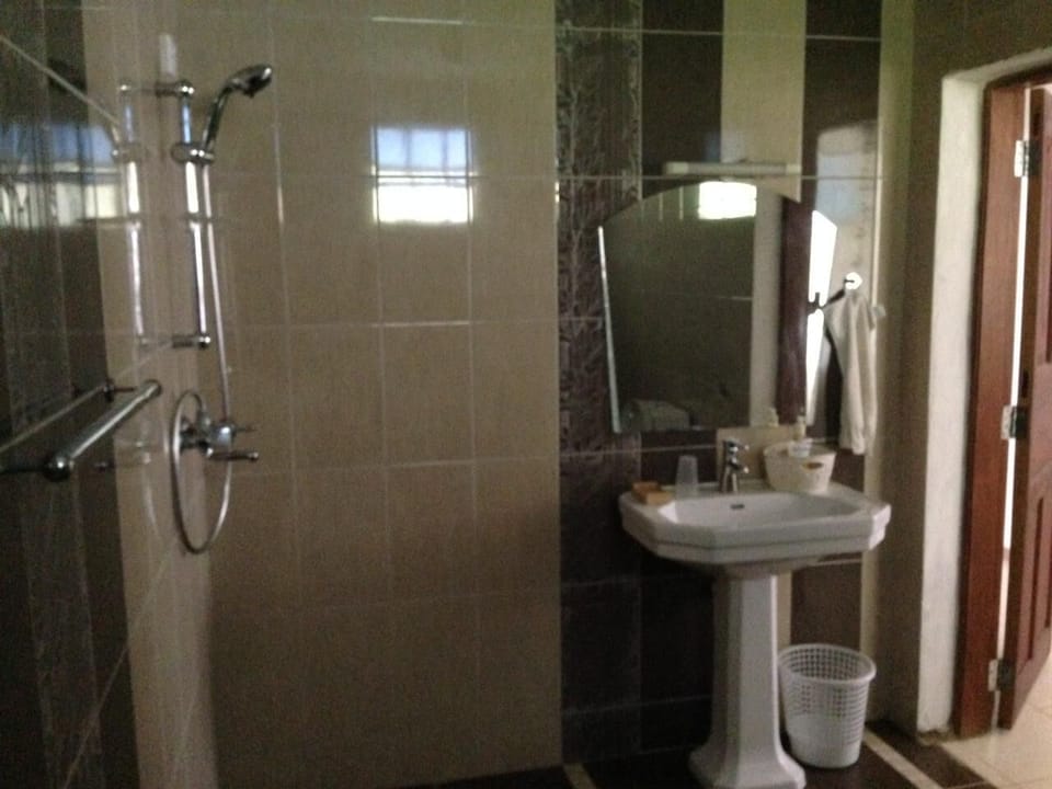 Sunset | Bathroom | Shower, rainfall showerhead, free toiletries, towels