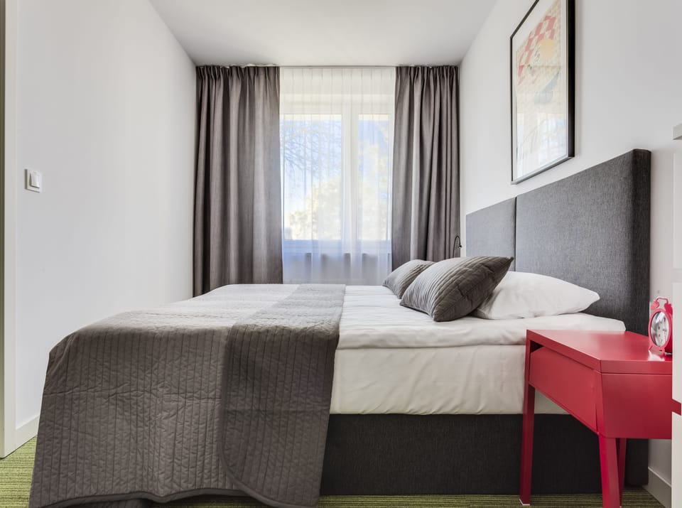 Premium bedding, desk, iron/ironing board, free WiFi