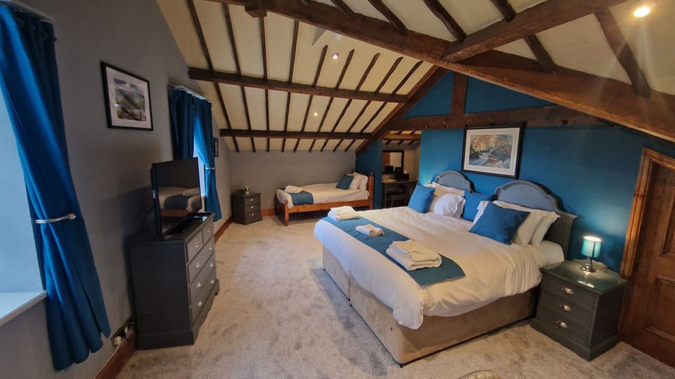 Family Room (Mardale) | Desk, iron/ironing board, free WiFi, bed sheets