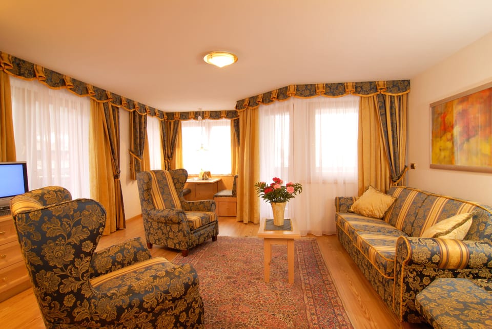 Deluxe Double Room | In-room safe, desk, WiFi (free), bed sheets