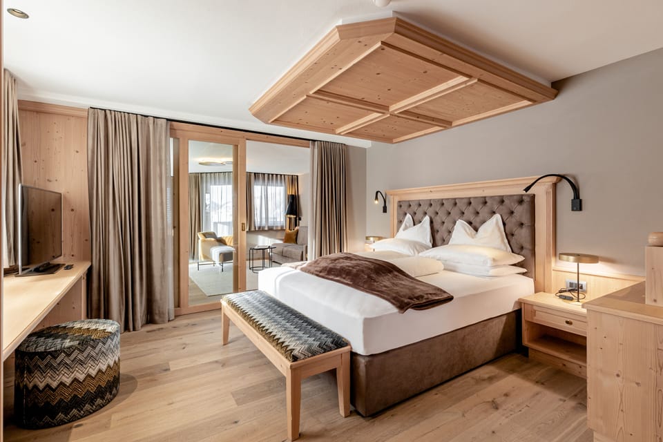 Deluxe Double Room | In-room safe, desk, free WiFi, bed sheets