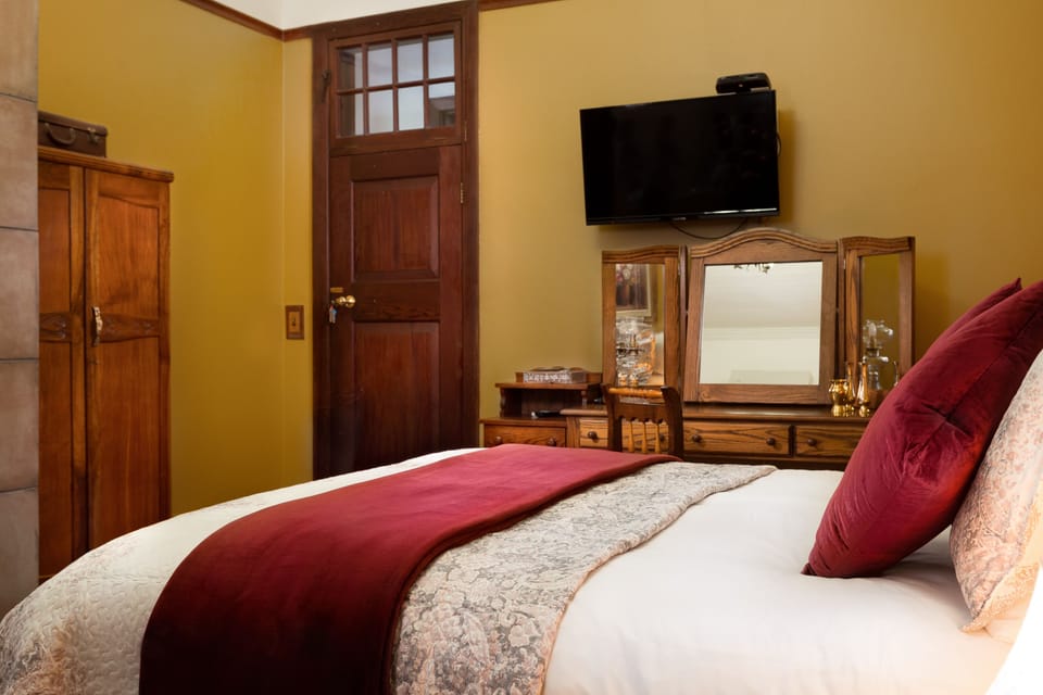 Luxury Double Room | 1 bedroom, premium bedding, desk, iron/ironing board