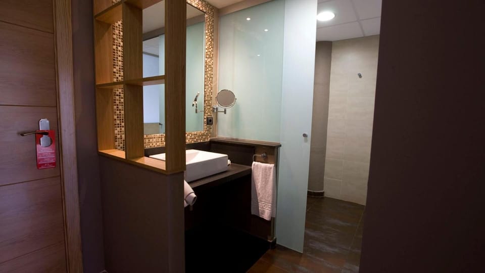 Combined shower/tub, deep soaking tub, rainfall showerhead, hair dryer
