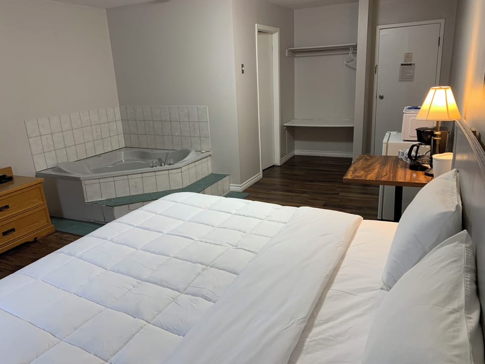 Standard Room, 1 King Bed | Desk, free WiFi, bed sheets