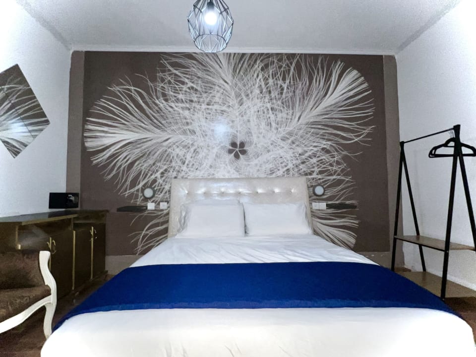 Deluxe Suite, 1 Bedroom, Hot Tub, Garden View | Premium bedding, down comforters, Tempur-Pedic beds, in-room safe
