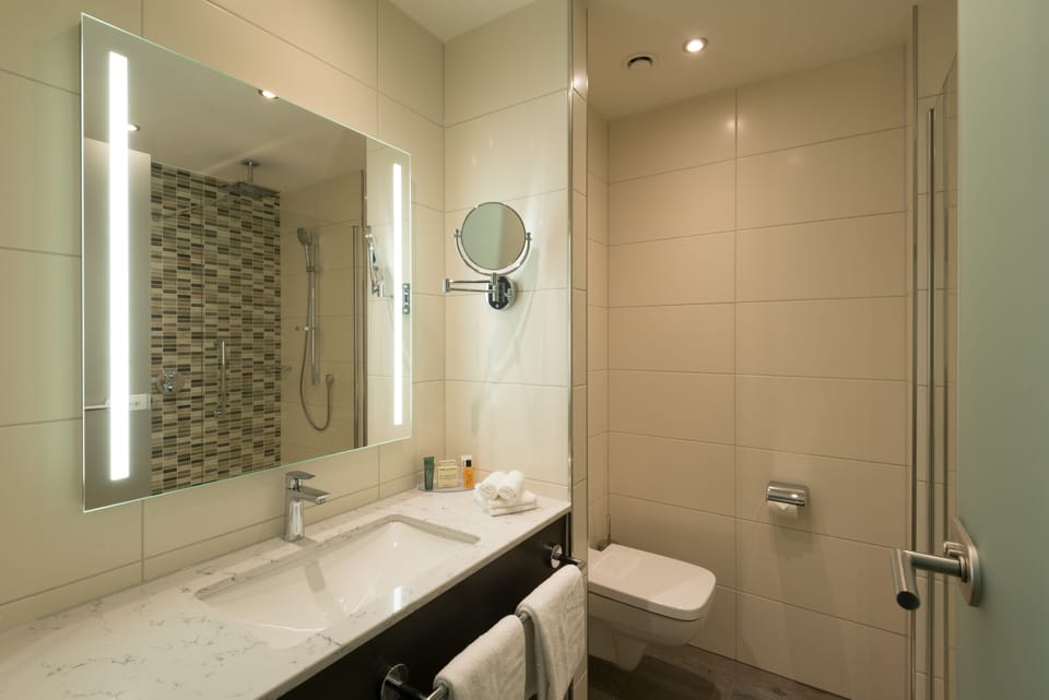 Shower, hydromassage showerhead, free toiletries, towels