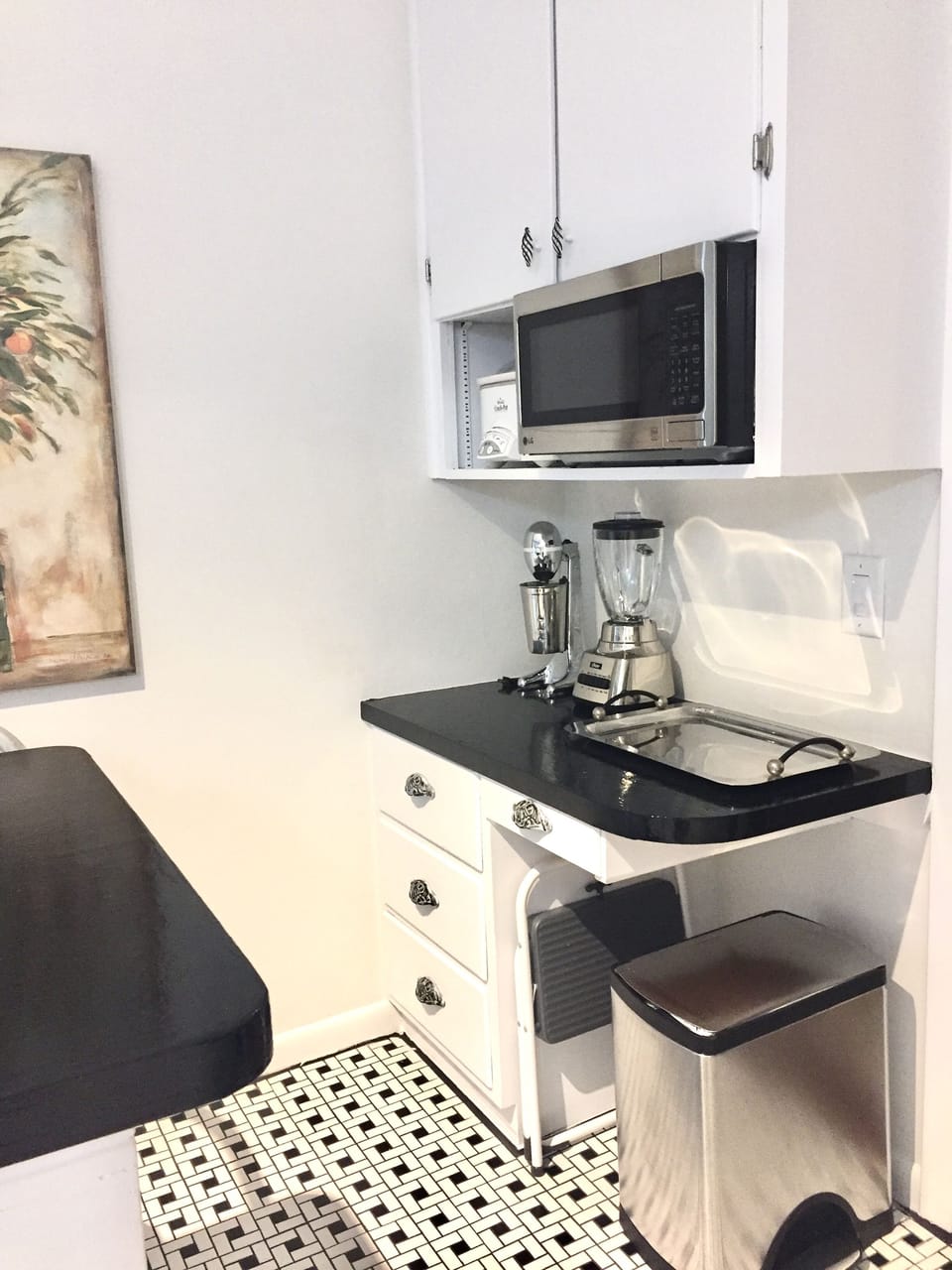 Microwave, slow cooker, blender &  milkshake machine.
