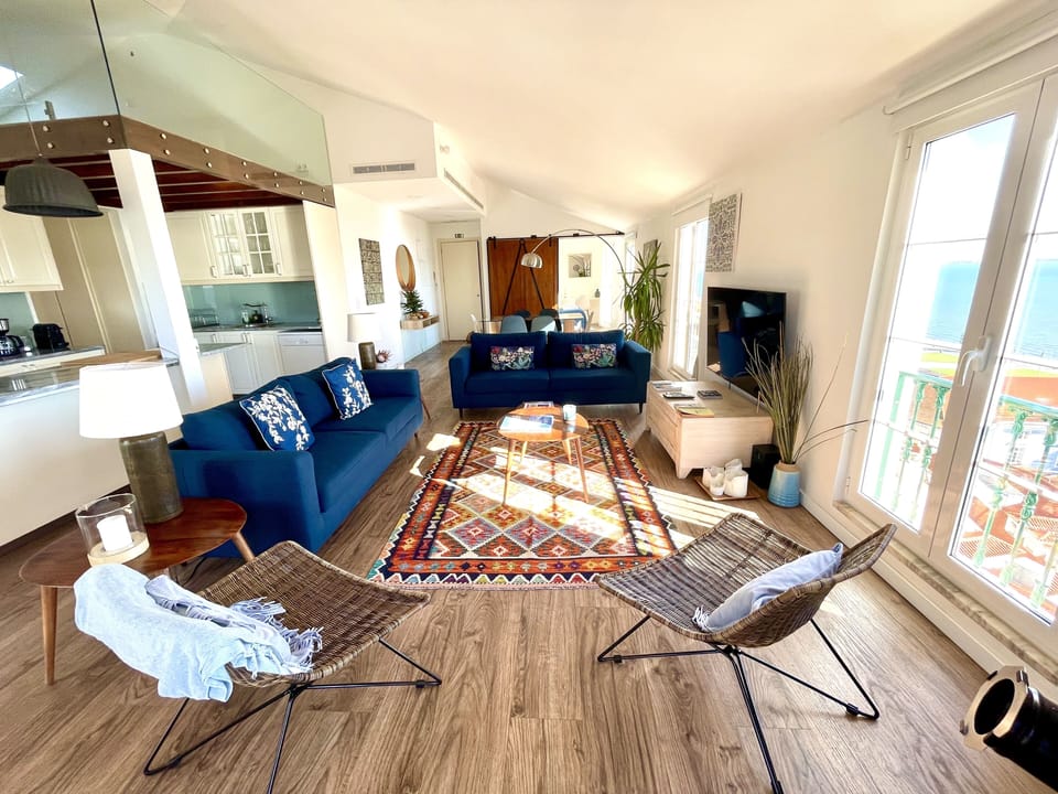 Living Room with 6 frontal river view windows