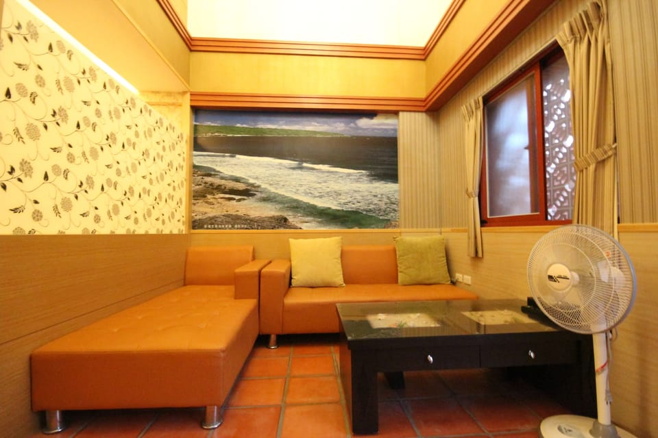 Laptop workspace, blackout drapes, free WiFi