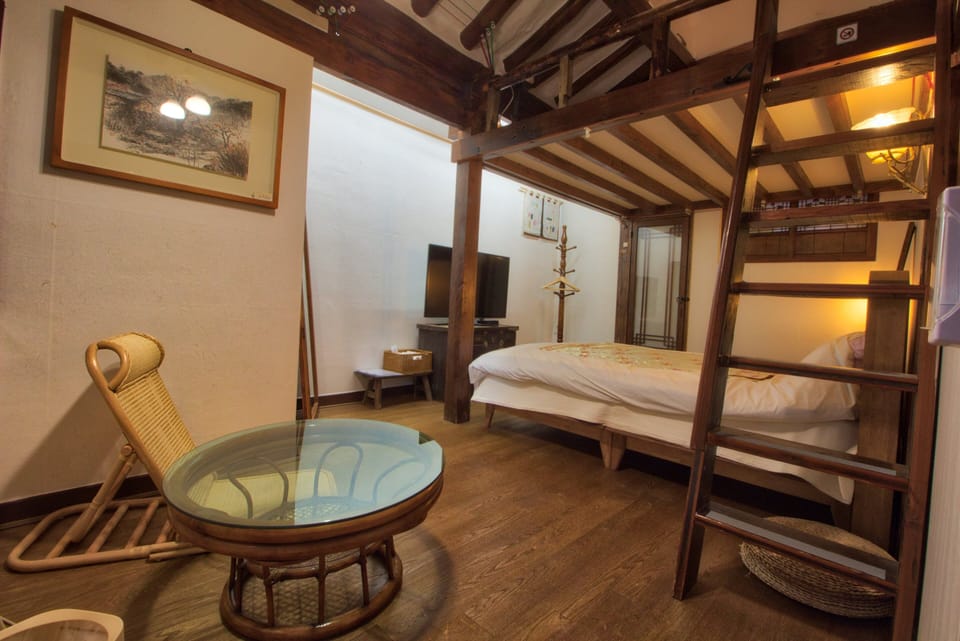 Traditional Loft(Rose) - Must contact the property before Check-In | Individually decorated, free WiFi, bed sheets