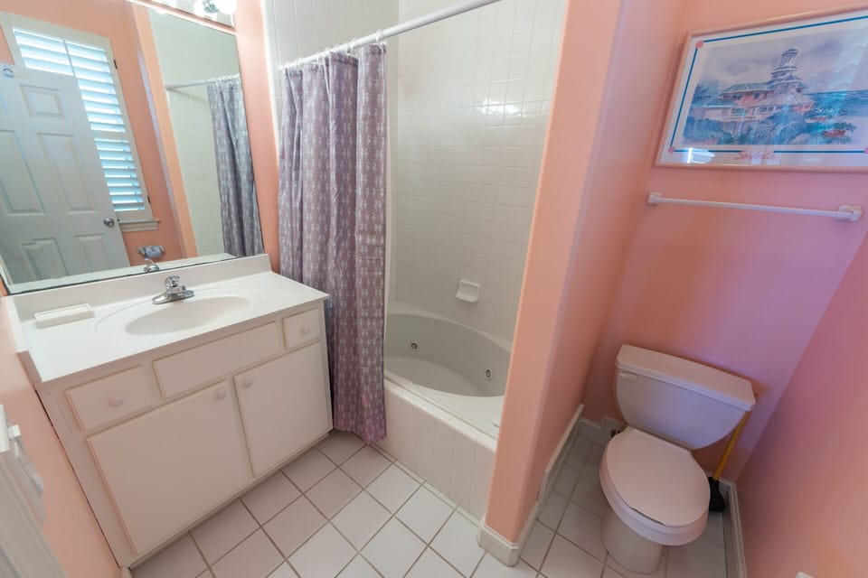 1st floor King master bathroom