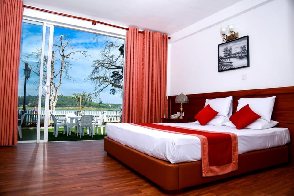 Double Room | 1 bedroom, minibar, desk, iron/ironing board (on request)